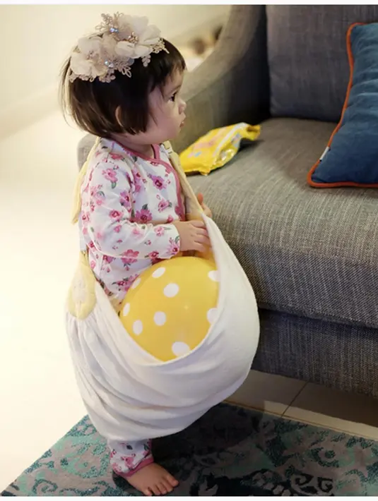 Gempita yang lahir sejak Januari 2015 silam ini tampak serius mengendong balon.  (Instagram/@gisel_la)