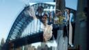 Seorang model terlihat di cermin sedang ditata rambutnya sebelum memperagakan busana Manning Cartell di bawah jembatan Sydney Harbour Bridge dalam acara Australian Fashion week, 17 Mei 2016. (REUTERS/Jason Reed)