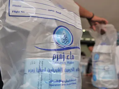 Jemaah haji Kloter 2 asal Banten antre mengambil air zam-zam di Asrama Haji Pondok Gede, Jakarta, Rabu (29/8). Panitia Penyelenggara Ibadah Haji (PPIH) membagikan air zam-zam sebanyak lima liter per jemaah secara cuma-cuma. (Merdeka.com/ Iqbal S. Nugroho)