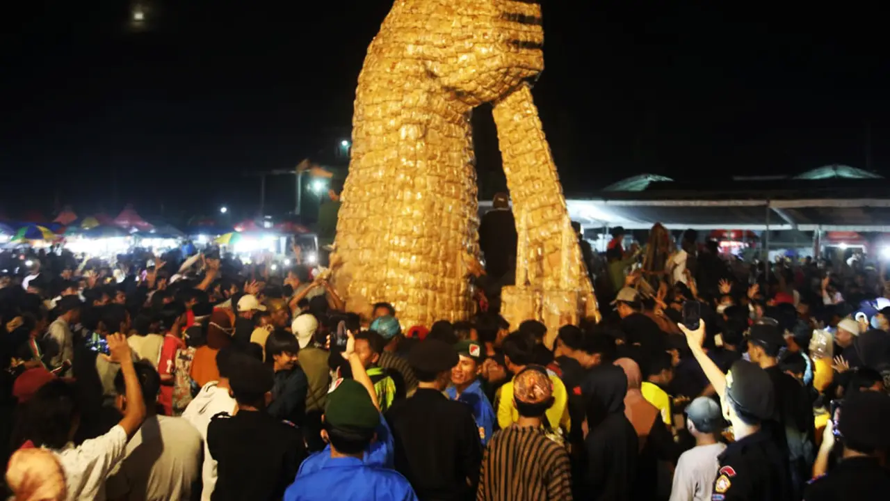 Ribuan Masyarakat Lumajang ikuti festival banjir tahu kunir Lumajang. (Istimewa)
