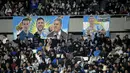 Poster pemain Argentina, Angel Di Maria terbentang di tribune penonton saat acara perpisahannya dengan timnas Argentina sebelum pertandingan kualifikasi Piala Dunia 2026 melawan Chile di stadion Mas Monumental, Buenos Aires, Argentina, Jumat (06/09/2024) WIB. (AFP/Juan Mabromata)