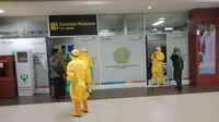 Petugas medis menjemput calon penumpang yang terdapat gejala covid-19 di Bandara Pekanbaru. (Liputan6.com/M Syukur)