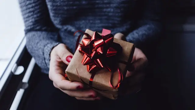 Memberikannya Kejutan Kecil