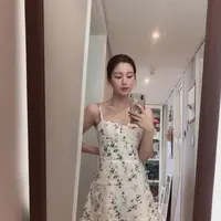 Lee Da In terlihat berfoto selfie mengenakan mini dress dengan motif floral. Mini dress putih bertali tipis ini memiliki detail motif mini floral yang cantik dengan sedikit ruffles di ujung gaun. Foto: Instagram.
