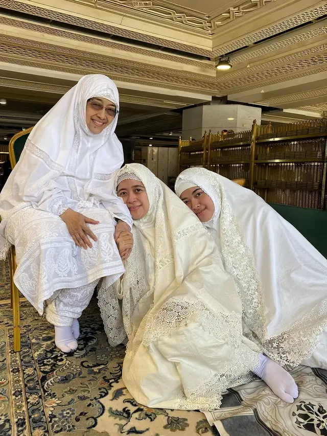 6 Potret Kebersamaan Puan Maharani dan Megawati di Tanah Suci, Penuh Kehangatan