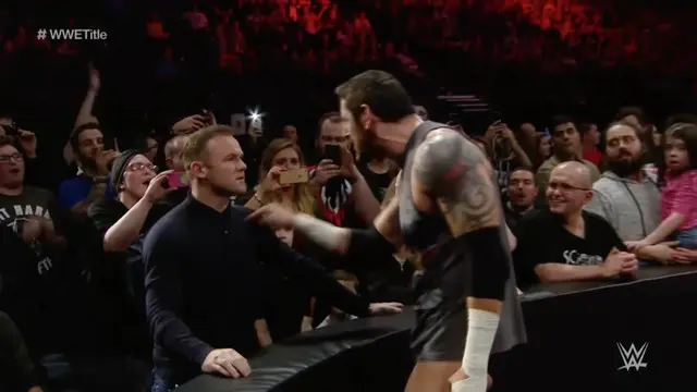 Rooney Tampar Pegulat WWE hingga Terjatuh