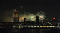 Atraksi kembang api yang terlihat di wilayah Manhattan saat perayaan hari kemerdekaan AS di New York City (4/7). (Alex Wroblewski/Getty Images/AFP)
