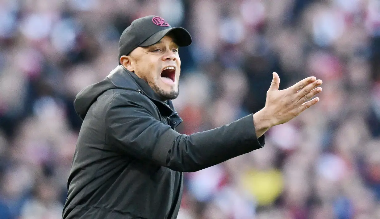 Vincent Kompany sukses membawa Burnley promosi dengan permainan yang indah. Namun sayang, nampaknya Premier League masih cukup berat untuk mantan bek City ini. Burnley saat ini masih ada di posisi ke-19 klasemen sementara dengan hanya delapan poin dari 16 pertandingan. (AFP/Glyn Kirk)
