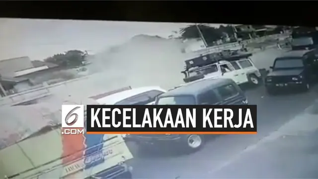 Terjadi kecelakaan di jalan Kaliurang, Yogyakarta. 2 mobil terperosok akibat jalanan sedang ada penggalian.