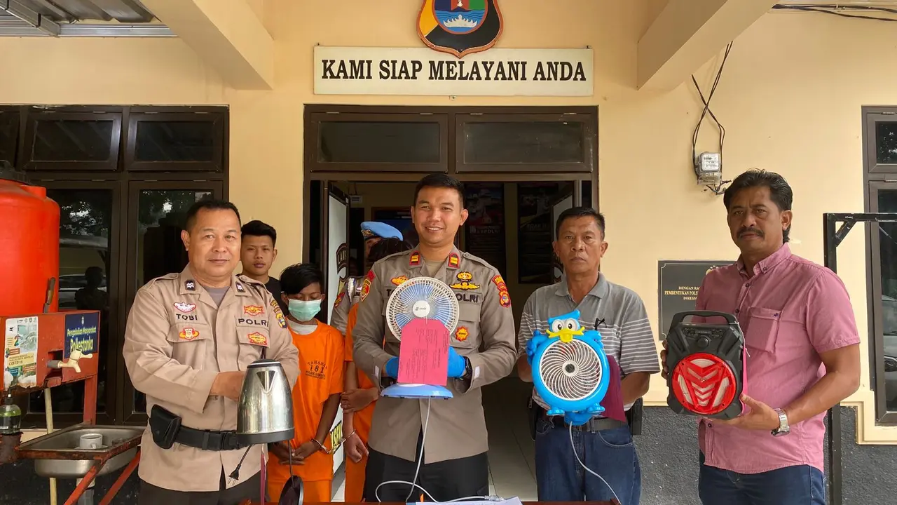Pelaku dihadirkan dalam jumpa pers pengungkapan kasus spesialis  pembobol rumah dan sekolah. Foto: (Istimewa)