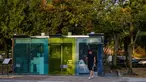 Seorang pria berjalan keluar dari toilet transparan di Haru-no-Ogawa Community Park di distrik Shibuya, Tokyo (19/8/2020). Toilet ini dirancang oleh Shigeru Ban dimana dinding luar kacanya akan berubah menjadi buram ketika kuncinya ditutup. (AFP Photo/Philip Fong)