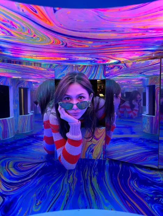 Pesona Jessica Mila sebagai istri terlihat dalam busana kasual dengan stripe long sleeve [@jscmila]