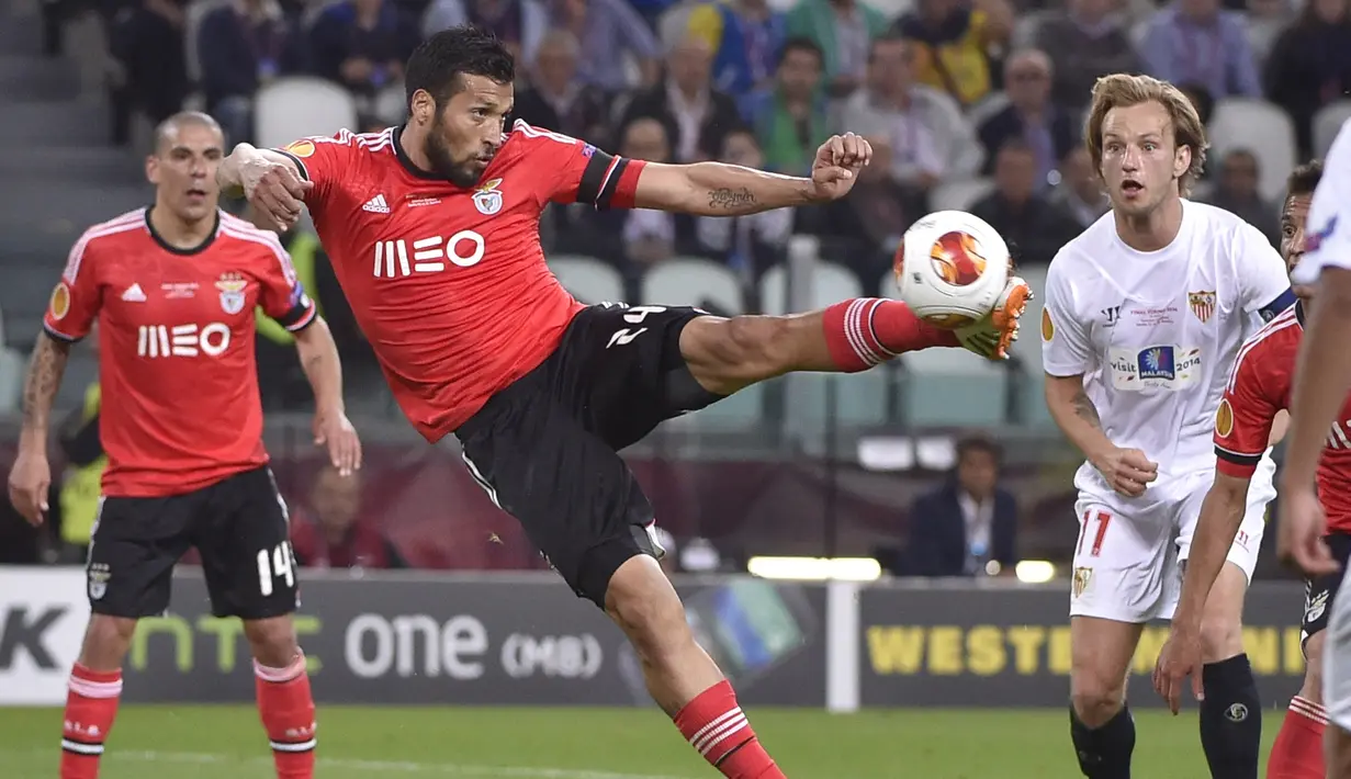 Ezequiel Garay. Bek tengah Argentina yang kini berusia 35 tahun dan telah pensiun pada Juli 2021 bersama Valencia ini adalah incaran Manchester United jauh sebelum hadirnya Sergej Milinkovic-Savic. Setan Merah tertarik mendatangkannya sejak ia masih membela Benfica pada 2011/2012 hingga 2013/2014 dan mendapat saingan dari tim sekota Manchester City. Hingga akhirnya pensiun, kedua klub tak pernah mendapatkan sang pemain. (AFP/Marco Bertorello)