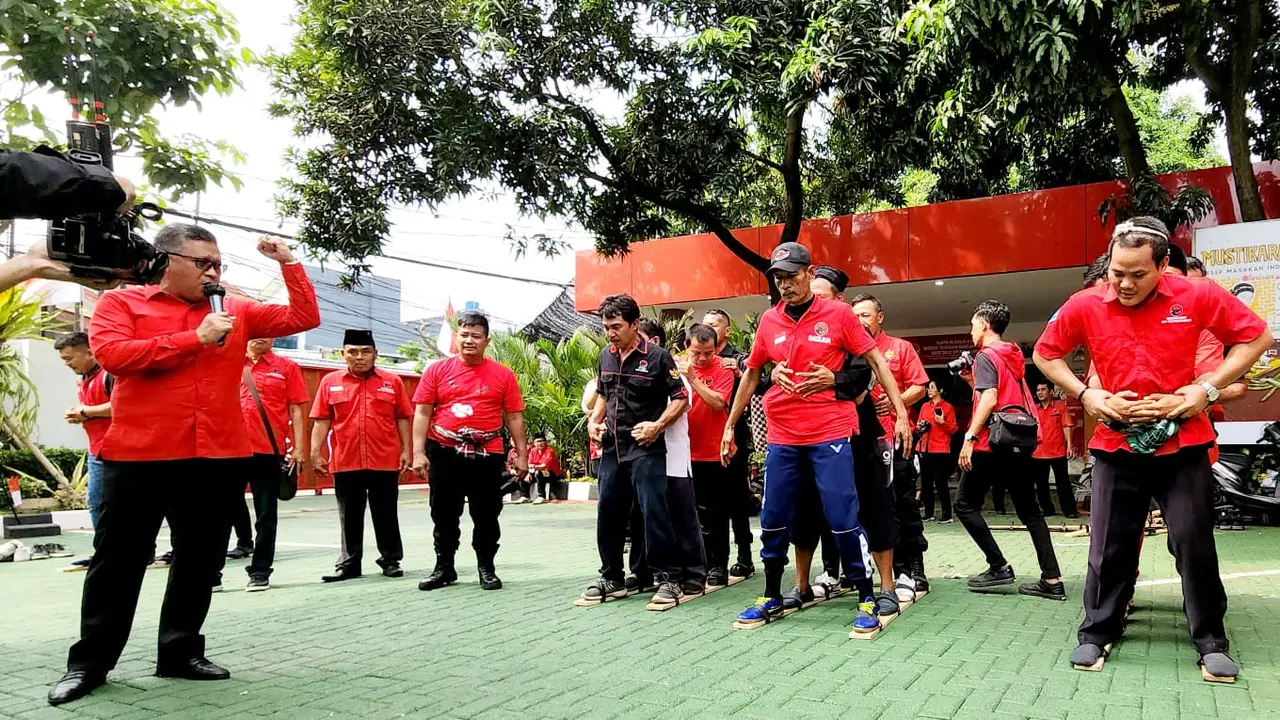 Sekjen Hasto Kristiyanto dan Para Elite PDIP Sedang Mengikuti Lomba Perayaan HUT ke-77 RI