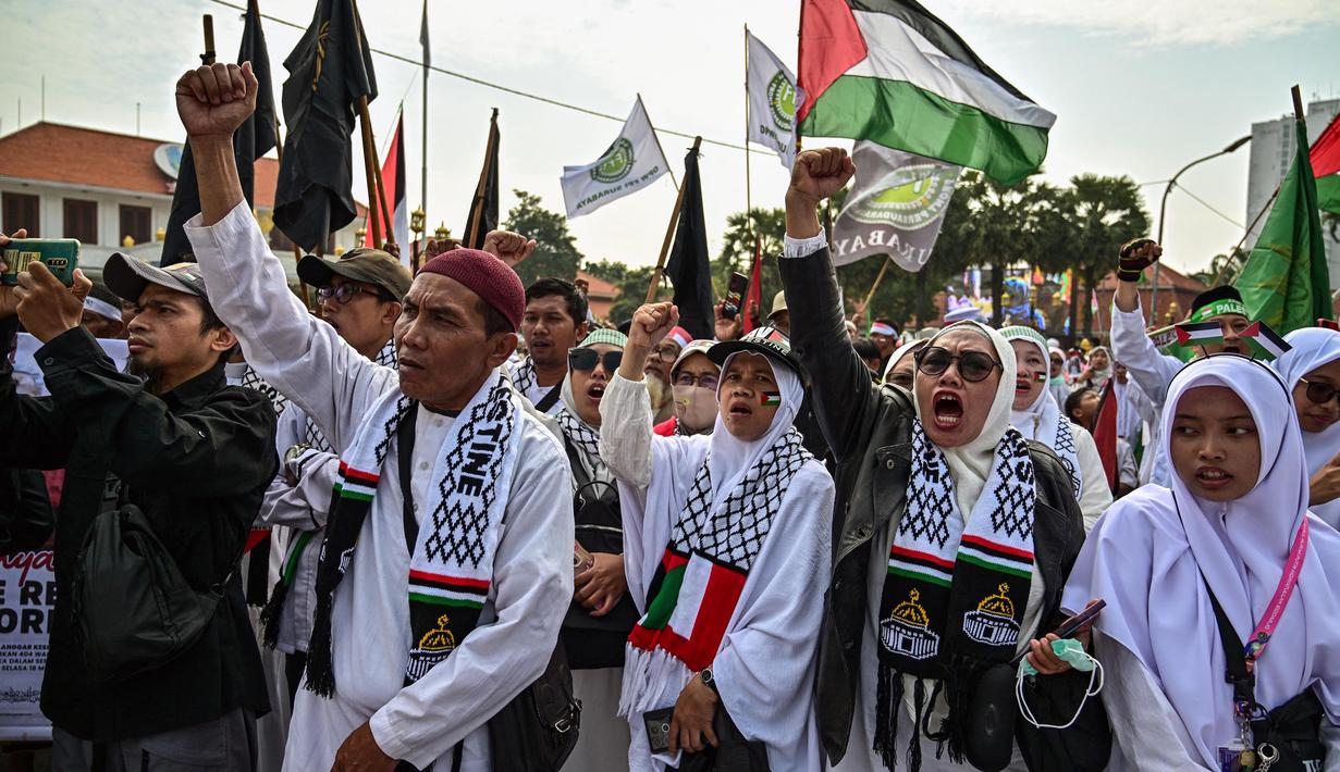 Pengunjuk rasa menyerukan serta mendesak diakhirinya serangan militer Israel di seluruh wilayah Gaza. (JUNI KRISWANTO/AFP)