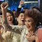 Ibu dari Michelle Yeoh, Janet Yeoh (kanan) merayakan setelah putrinya menang untuk kategori aktris terbaik (Actress in Leading Role) selama Academy Awards ke-95 di Los Angeles, seperti yang terlihat dalam acara tayangan langsung di sebuah bioskop di Kuala Lumpur, Malaysia, Senin (13/3/2023). Michelle Yeoh menang berkat film Everything Everywhere All At Once yang sensasional. (AP Photo/Vincent Thian)