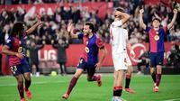 Bek Barcelona, Eric Garcia (kedua kiri) merayakan dengan golnya bersama Jules Kounde pada laga pekan ke-23 Liga Spanyol 2024/2025 melawan Sevilla FC di Stadion Ramon Sanchez Pizjuan, pada 9 Februari 2025 waktu setempat atau Senin (10/02/2025) dini hari WIB. (CRISTINA QUICLER/AFP)
