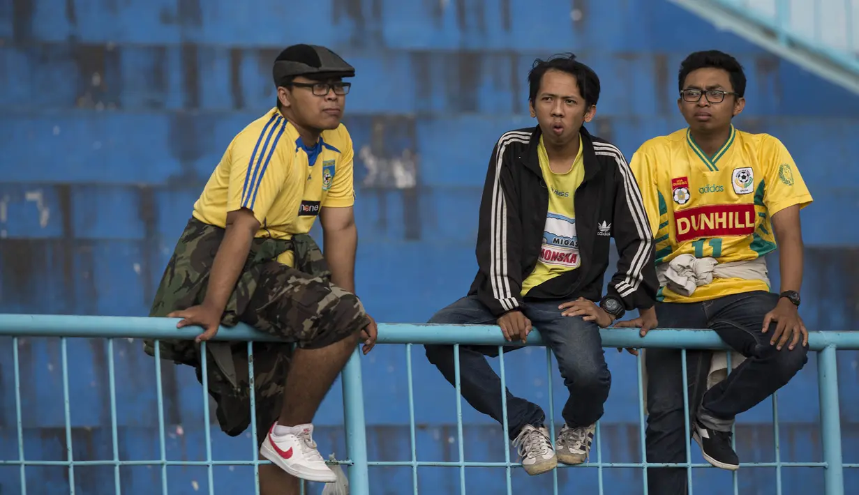 Pertandingan Sriwijaya FC melawan Gresik United pada laga Piala Jenderal Sudirman berlangsung sepi penonton di Stadion Kanjuruhan, Malang, Kamis (19/11/2015). (Bola.com/Vitalis Yogi Trisna)