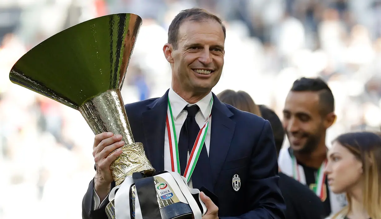 Pelatih Juventus, Massimiliano Allegri berpose dengan trofi merayakan gelar juara Liga Italia di Juventus Stadium, Turin, (21/5). Bagi Juveventus, ini merupakan scudetto ke-33 atau yang keenam secara beruntun. (AP Photo/Antonio Calanni)