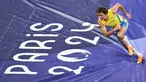 Armand Duplantis dari Swedia merayakan pencapaian rekor dunia baru 6,25 meter dalam final lompat galah putra cabang atletik di Olimpiade Paris 2024 di Stade de France, Saint-Denis, Paris, pada 5 Agustus 2024. (Andrej ISAKOVIC/AFP)