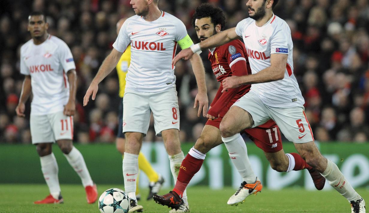 Gelandang Liverpool, Mohamed Salah, berusaha melewati bek Spartak moskow, Serdar Tasci, pada laga Liga Champions di Stadion Anfield, Liverpool, Rabu (6/12/2017). Liverpool menang 7-0 atas Spartak. (AP/Rui Vieira)