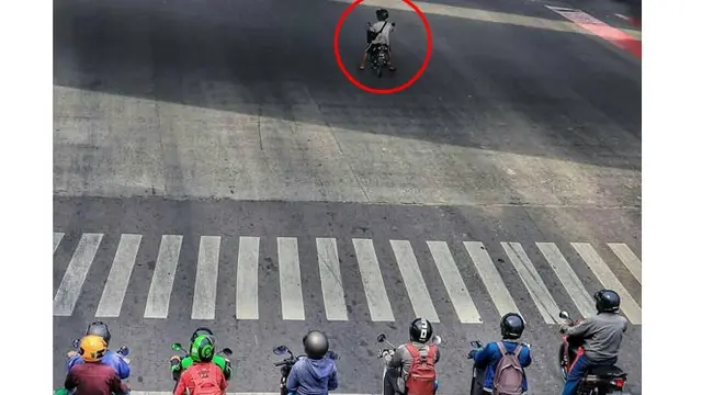 6 Kelakuan Pengendara di Marka Lampu Merah Ini Nyeleneh