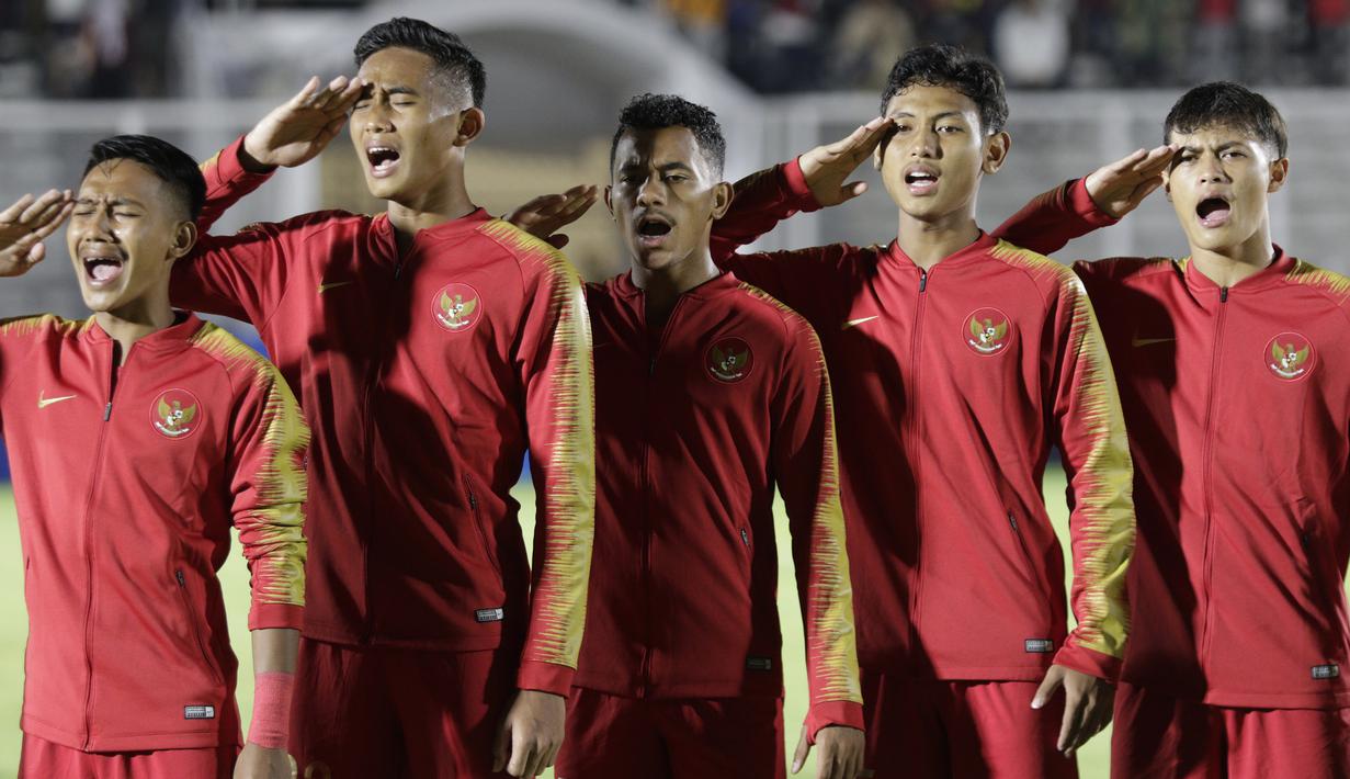 Pemain Timnas Indonesia U-19 menyanyikan lagu Indonesia Raya sebelum melawan Timor Leste pada laga Kualifikasi Piala AFC U-19 2020 di Stadion Madya, Jakarta, Rabu, (6/11/2019). Indonesia menang 3-1 atas Timor Leste. (Bola.com/M Iqbal Ichsan)