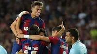Penyerang Barcelona 14 Joao Felix merayakan bersama rekan setimnya setelah mencetak gol pertama dalam laga melawan Antwerp pada Grup H Liga Champions di&nbsp;Estadi Olimpic Lluis Companys pada Rabu (20/9/2023) dini hari WIB. (LLUIS GEN / AFP)