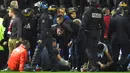 Sekitar 29 suporter mengalami luka-luka akibat terjatuh dari tribun saat Amiens melawan Lille LOSC  di Licorne stadium, Amiens, (30/9/2017). Laga tersebut akhirnya ditunda. (AFP/Francois Lo Presti)