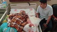 Wakil Bupati Kaur di ruang perawatan usai ledakan kembang api saat tahun baru. (Liputan6.com)