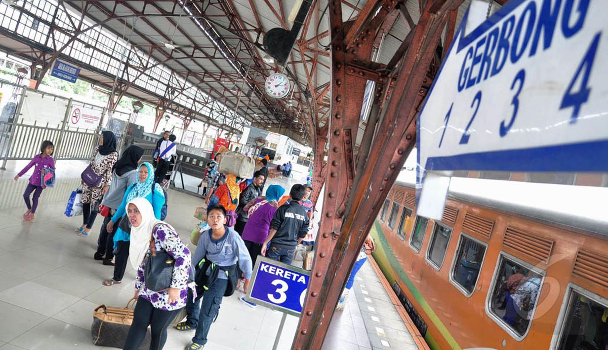  Suasana arus balik di Stasiun Pasar Senen, Jakarta, Jumat (1/8/14). (Liputan6.com/Faizal Fanani)