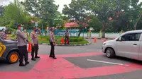 Personel Polresta Pekanbaru berjaga di Jalan Jenderal Sudirman untuk memeriksa kendaraan yang lewat. (Liputan6.com/M Syukur)