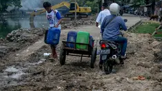 Penjual air bersih mengantarkan air ke Rusun Sidang, Jakarta, Senin (22/9/14). (Liputan6.com/Faizal Fanani)
