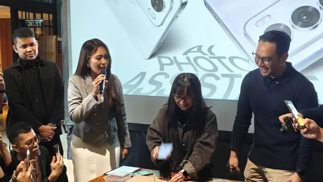 Oppo Reno 12 Series dipakai buat ketok paku. Credit: Oppo Indonesia