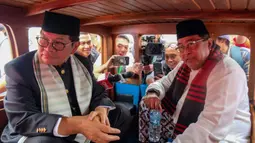Bakal calon gubernur dan wakil gubernur dari Partai Demokrasi Indonesia Perjuangan (PDIP), Pramono Anung dan Rano Karno saat berada dalam oplet menuju kantor Komisi Pemilihan Umum (KPU) Provinsi DKI Jakarta, Rabu (28/8/2024). (merdeka.com/Arie Basuki)