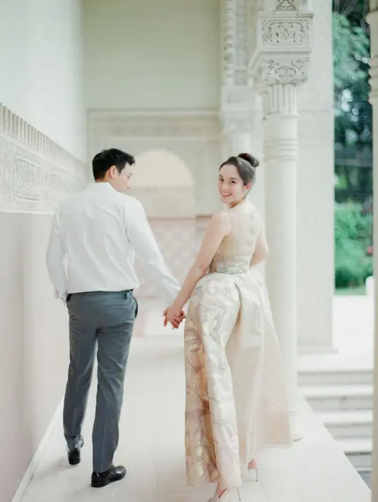 Gaun nude tanpa lengan dengan rok berbentuk lonceng dilengkapi dengan motif floral yang romantis. [@sebastiangunawanofficial]