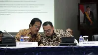 Menko Perekonomian Sofyan Djalil dan Menteri ESDM Sudirman Said saat berdiskusi terkait penurunan BBM bersubsidi di Gedung Menko Perekonomian, Jakarta, Rabu (31/12/2014). ( Liputan6.com/Faizal Fanani)