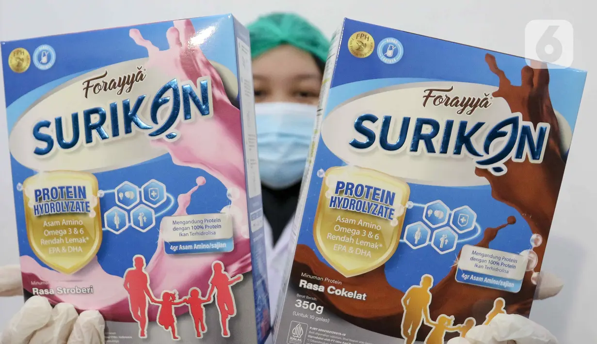 Pekerja menunjukkan hasil produksi bubuk susu ikan yang sudah dikemas di PT Berikan Bahari Indonesia di Bekasi Timur, Jawa Barat, Rabu (18/9/2024). (Liputan6.com/Herman Zakharia)