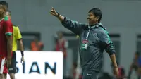 Pelatih Timnas Indonesia U-19, Indra Sjafri saat memberikan instruksi kepada para pemainnya pada uji coba melawan Thailand di Stadion Wibawa Mukti Cikarang, Minggu (8/10/2017). Timnas U-19 menang 3-0. (Liputan6.com/Helmi Fithriansyah)