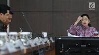 Menko PMK, Puan Maharani (kanan) saat memimpin rapat evaluasi SEA Games 2017 dan progres persiapan Asian Games 2018 di Jakarta, Senin (2/10). Rapat dihadiri Menpora Imam Nahrawi dan Ketua KOI Erick Thohir. (Liputan6.com/Helmi Fithriansyah)