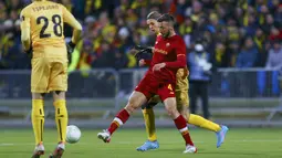Gelandang AS Roma Bryan Christante (kanan) berebut bola dengan gelandang Bodo/Glimt Ulrik Saltnes pada leg pertama perempat final UEFA Europa Conference League di Aspmyra Stadion, Jumat (8/4/2022) dini hari WIB. Bodo/Glimt sukses mengalahkan AS Roma dengan skor 2-1. (Mats Torbergsen/NTB/AFP)