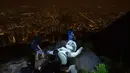 Demonstran antipemerintah bersiap mendirikan patung The Lady Liberty of Hong Kong di puncak pegunungan Lion Rock, Hong Kong, Minggu (13/10/2019). Patung tersebut mewakili seorang demonstran perempuan yang terluka karena diduga ditembak oleh polisi. (AP Photo/Kin Cheung)