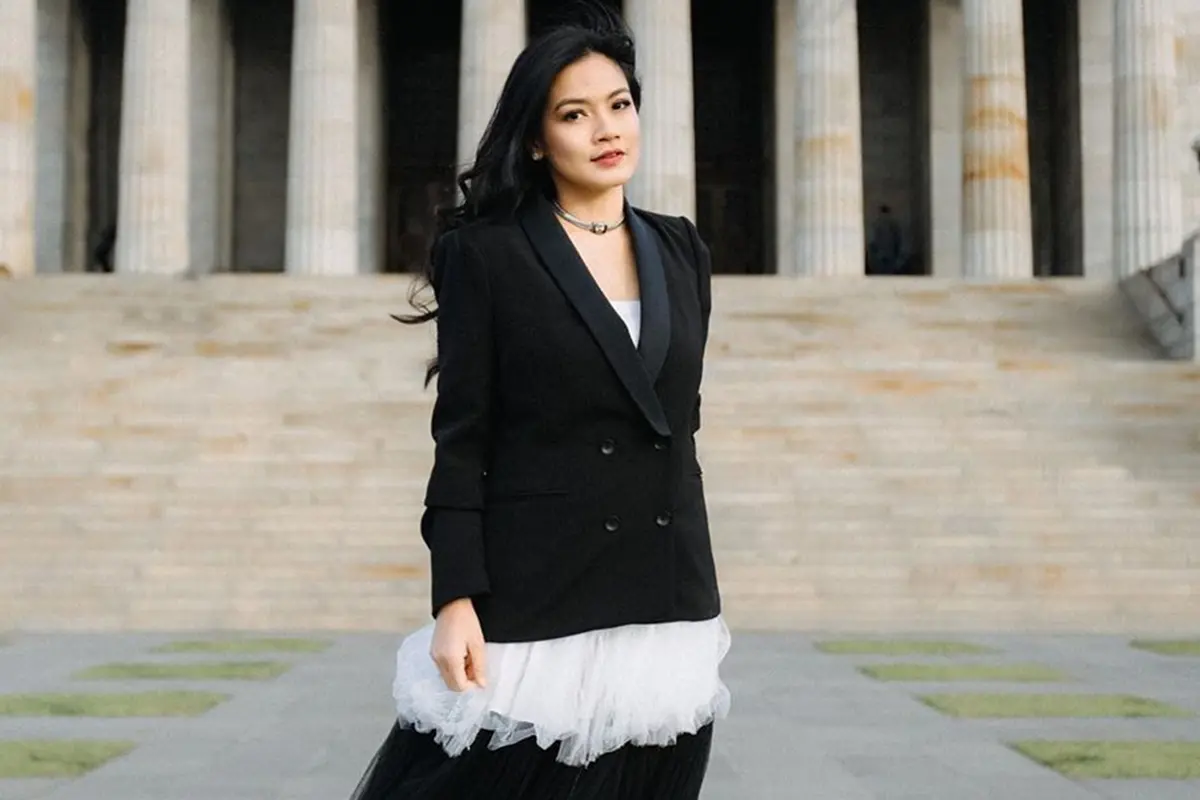 FOTO: Gaya Titi Kamal dengan Busana Hitam, Tampil Elegan
