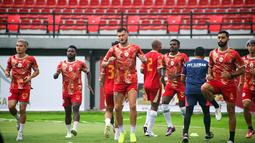 Pemain PSS Sleman, Yevhen Bokhashvili (tengah) dan Kim Jeffry Kurniawan (kiri) terlihat antusias saat latihan resmi PSS Sleman di Stadion Kapten I Wayan Dipta, Bali, Jumat (30/6/2023). (Bola.com/Alit Binawan)