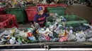 Saat ini diketahui, timbunan sampah nasional mencapai 64 juta ton per tahun, dengan sekitar 12 persen atau 7,68 juta ton merupakan sampah plastik. (JUNI KRISWANTO/AFP)