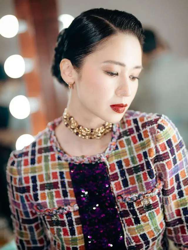 Potret Selebritis Tanah Air Mengaplikasikan Lipstik Merah