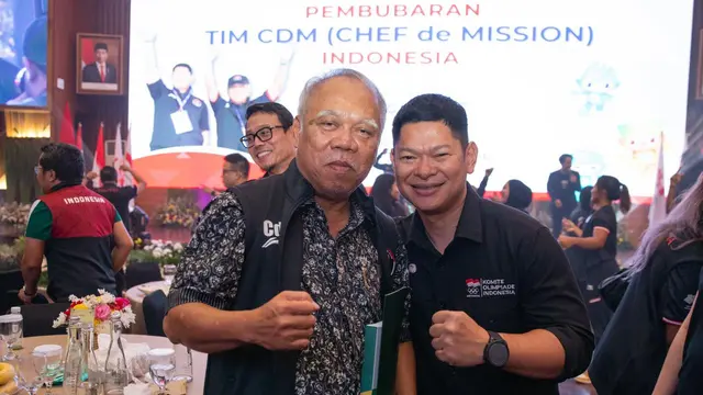 Ketua NOC Indonesia Raja Sapta Oktohari berfoto bersama CdM Asian Games 2022 Basuki Hadimuljono