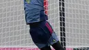Die Roten memikul misi berat membalik keadaan setelah kalah tipis 4-5 pada leg pertama di Paris dalam drama sembilan gol. Tampak dalam foto, kiper Bayern Munchen, Manuel Neuer, saat melakukan pemanasan selama sesi latihan jelang pertandingan leg kedua semifinal Liga Champions 2025/2026 melawan Paris Saint-Germain (PSG) di Jerman, Selasa 5 Mei 2026. (AP Photo/Matthias Schrader)
