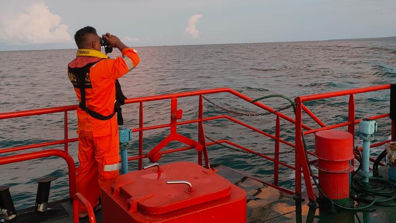 Tim SAR Surabaya mencari kapal Zidan Express yang hilang. (Dian Kurniawan/Liputan6.com)