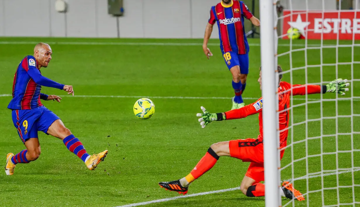 Pemain Barcelona, Martin Braithwaite, melepaskan tendangan ke gawang Real Sociedad pada laga Liga Spanyol di Stadion Camp Nou, Kamis (17/12/2020). Barcelona menang dengan skor 2-1. (AP/Joan Monfort)